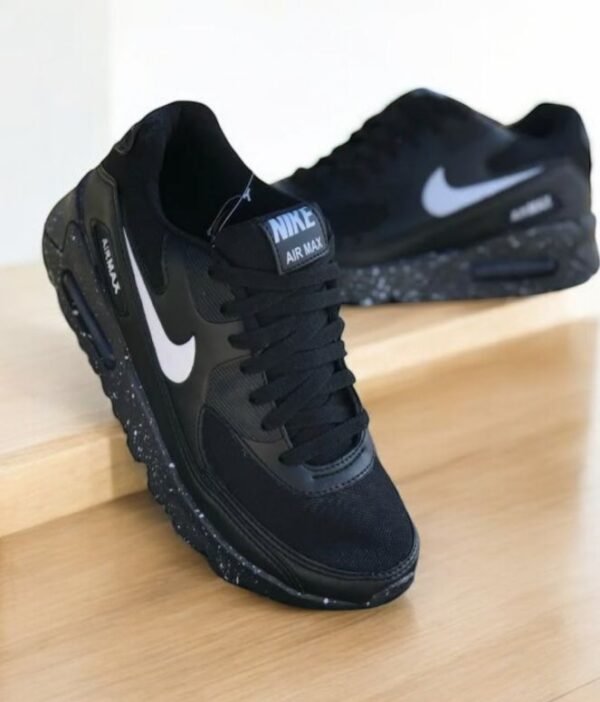 Tênis Nike Air Max 90, preto e detalhes branco