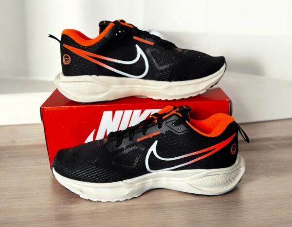 Tênis Nike, preto e laranja