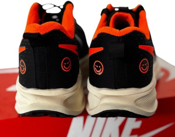Tênis Nike, preto e laranja - Imagen 2
